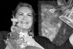 Нина Усатова получает приз «За лучшую женскую роль второго плана» в фильме «Чича» на кинофестивале «Созвездие-92»