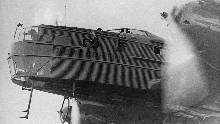 Самолет арктической авиации готовится к полету на поиски льдины в районе Северного полюса для высадки первой советской арктической экспедиции «СП-1». Июнь 1936 года