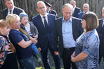 Врио главы Удмуртии Александр Бречалов, президент России Владимир Путин и полпред президента в ПФО Михаил Бабич во время посещения семьи Анастасии Вотинцевой в Ижевске, 27 июня 2017 года