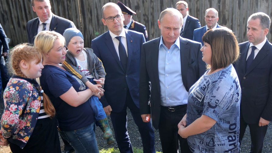 Врио главы Удмуртии Александр Бречалов, президент России Владимир Путин и полпред президента в&nbsp;ПФО Михаил Бабич во время посещения семьи Анастасии Вотинцевой в&nbsp;Ижевске, 27&nbsp;июня 2017&nbsp;года
