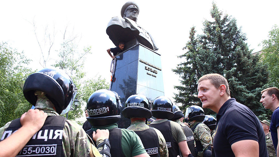 Представители националистических организаций сбивают надпись под&nbsp;бюстом маршала Георгия Жукова в&nbsp;Харькове возле Дворца спорта. Националисты повалили бюст с&nbsp;постамента с&nbsp;помощью троса и установили взамен него флаг Украины, 2 июня 2019 года