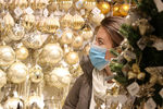 Девушка рассматривает елочные игрушки на&nbsp;новогоднем базаре в&nbsp;ЦУМе, декабрь 2020 года