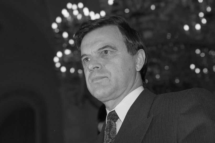 <b>Руслан Хасбулатов (22 ноября 1942 — 3&nbsp;января 2023)</b> — российский политический деятель, ученый и публицист, член-корреспондент РАН, последний председатель Верховного совета РСФСР, участник августовского путча, выступивший против ГКЧП. В&nbsp;начале октября 1993&nbsp;года Хасбулатов участвовал в&nbsp;обороне здания Верховного Совета, расстрелянного по&nbsp;приказу первого президента России Бориса Ельцина (1931-2007) из&nbsp;танков.
