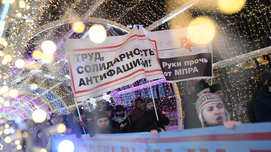 Участники памятного шествия, посвященного убитым девять лет назад в&nbsp;центре Москвы адвокату Станиславу Маркелову и журналистке Анастасии Бабуровой, 19 января 2018 года