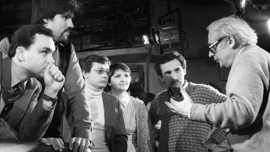 Ветераны клуба &laquo;Что? Где? Когда?&raquo; и автор сценария, режиссер и ведущий передачи Владимир Ворошилов (справа) обсуждают итоги игры, 1985&nbsp;год