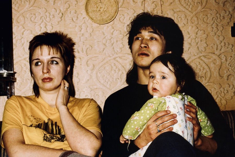 В&nbsp;1984-м году Цой женился, у&nbsp;него родился сын. Он начал активно сниматься в&nbsp;кино, записывать новые песни и выпустил &laquo;Группу крови&raquo;, которая тут же стала хитом.
<br><br>
<b>На фото:</b> Виктор Цой и Марианна Цой с&nbsp;сыном Сашей, 1985&nbsp;год