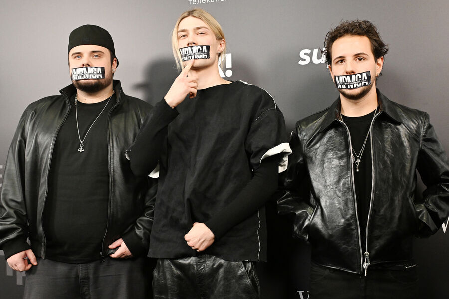 Участники белорусского рэп-трио «Гламур»: Артем Шиловец, Nkeeei (Никита Коробыко) и Uniqe (Егор Юницкий) на музыкальной премии «Жара Media Awards 2025» в концертном зале «Live Арена» в Московской области, 30 октября 2025 года