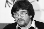 <b>Андрей Константинов (30 сентября 1963 — 13 декабря 2023)</b> — российский писатель и журналист, сценарист. С 1998 года Андрей Константинов был гендиректором и главным редактором «Агентства журналистских расследований», в которое в данный момент входят такие издания, как «Фонтанка», 47news, «МК-Питер» и другие. Был одним из непосредственных основателей самой «Фонтанки». Автор множества книг, общий тираж которых, по некоторым данным, превышает 20 млн экземпляров. Сериал «Бандитский Петербург» был снят по его роману.
