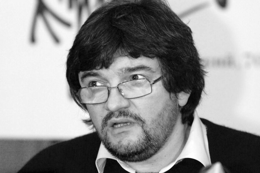 <b>Андрей Константинов (30 сентября 1963 &mdash; 13&nbsp;декабря 2023)</b> &mdash; российский писатель и журналист, сценарист. С&nbsp;1998 года Андрей Константинов был гендиректором и главным редактором «Агентства журналистских расследований», в&nbsp;которое в&nbsp;данный момент входят такие издания, как «Фонтанка», 47news, «МК-Питер» и другие. Был одним из&nbsp;непосредственных основателей самой «Фонтанки». Автор множества книг, общий тираж которых, по&nbsp;некоторым данным, превышает 20&nbsp;млн экземпляров. Сериал «Бандитский Петербург» был снят по&nbsp;его роману.
