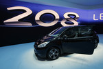 Peugeot привезла в Женеву Peugeot 208 в самой роскошной модификации XY. Особенностью концептуального Peugeot 208 XY стала уникальная окраска кузова под названием Pulsion, которая меняет цвет в зависимости от угла зрения. Чтобы добиться такого эффекта на автомобиль пришлось нанести 16 слоев краски и лака. Кроме того, хэтчбек получил эксклюзивные 18-дюймовые колесные диски, стеклянную панорамную крышу, светодиодные фары головного света, хромированные элементы оформления экстерьера, а также новую решетку радиатора и расширенные колесные арки от модификации GTi