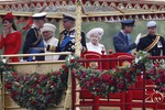 Королева и члены ее семьи в итоге собрались на судне Spirit of Chartwell. К Елизавете присоединились принц Чарльз с Камиллой, принц Гарри, а также герцог и герцогиня Кембриджские Уильям и Кэтрин.