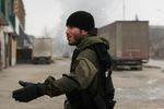 Военнослужащий подразделения специального назначения МВД Чеченской Республики во время проведения спецоперации по обезвреживанию боевиков незаконного вооруженного формирования в Грозном