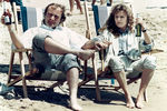 Фил Коллинз и актриса Джули Уолтерс на пляже в Каннах, 1987 год