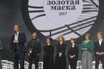 Директор Московского академического театра им. Вл. Маяковского Леонид Ошарин (второй слева), получившего награду в номинации «Лучший спектакль в драме» («Русский роман», Театр им. Вл. Маяковского, Москва), на церемонии вручения театральной премии «Золотая маска» в Москве, 19 апреля 2017 года