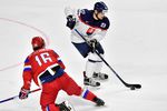Игрок сборной России Сергей Плотников (слева) и игрок сборной Словакии Томаш Зиго 