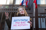 Журналистка и кандидат в президенты России Ксения Собчак во время одиночного пикета около здания Госдумы с требованием расследовать обвинения против депутата Леонида Слуцкого, 8 марта 2018 года
