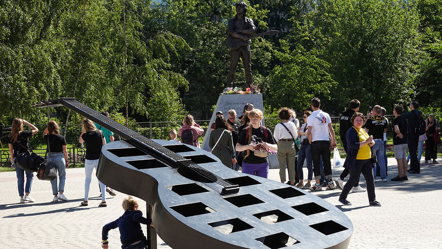 Памятник лидеру группы &laquo;Кино&raquo; Виктору Цою скульптора Матвея Макушкина в&nbsp;Санкт-Петербурге, 16 августа 2020 года