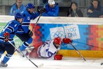 Даниил Вовченко (№14) у борта под прессингом двух финнов