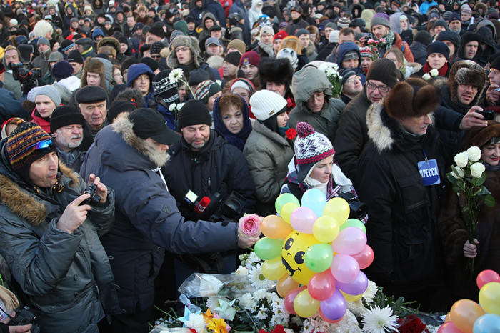 Несмотря на холод, на Лубянку пришли несколько тысяч граждан. Полиция насчитала несколько сот