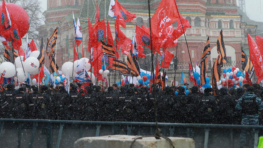 Участники митинга-концерта «Мы вместе!» в центре Москвы