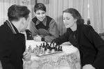 Балерина Майя Плисецкая с братьями Александром (слева) и Борисом играют в шахматы, 1950 год