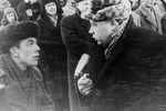 Николай Озеров в роли спортивного комментатора в кинофильме «Хоккеисты», 1964 год. 