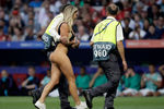 Болельщица выбежала на поле во время финального матча Лиги чемпионов Ливерпуль — Тоттенхэм, 1 июня 2019 года 