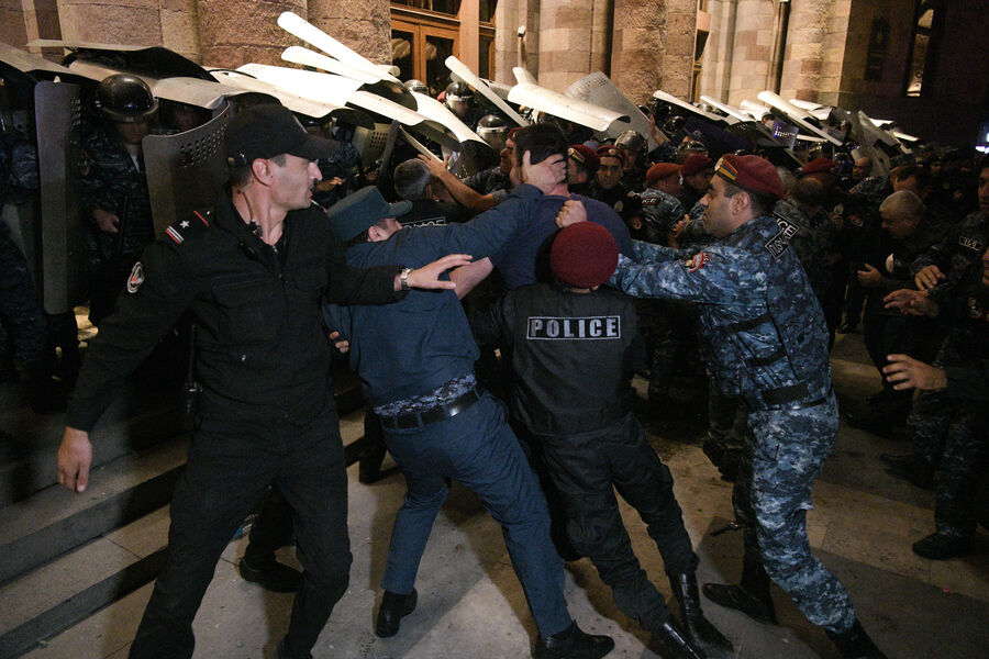 Сотрудники правоохранительных органов задерживают участников протеста у&nbsp;Дома правительства Армении в&nbsp;Ереване, 20&nbsp;сентября 2023&nbsp;года