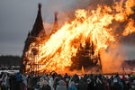 Сожжение арт-объекта художника Николая Полисского на&nbsp;праздновании Масленицы в&nbsp;арт-парке &laquo;Никола-Ленивец&raquo; Калужской области