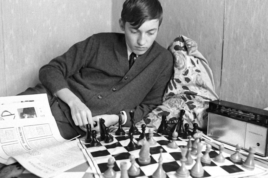В&nbsp;1961 году Карпов выиграл первенство Челябинской области среди школьников, в&nbsp;девять лет он получил первый разряд по&nbsp;шахматам, в&nbsp;11 лет выполнил норму кандидата в&nbsp;мастера спорта, в&nbsp;14 лет стал мастером спорта СССР
