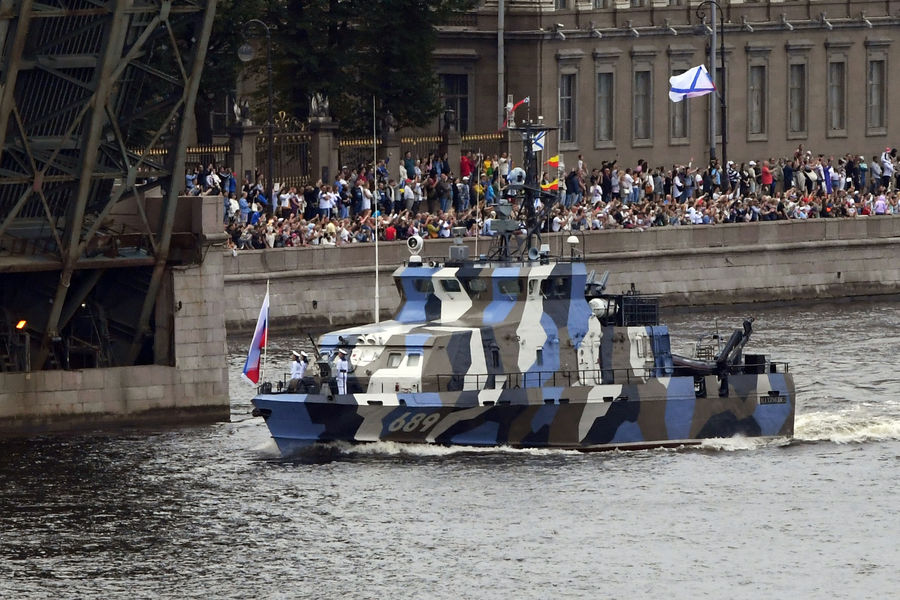 Противодиверсионный катер &laquo;Нахимовец&raquo; проекта 21980 &laquo;Грачонок&raquo; на&nbsp;Главном военно-морском параде в&nbsp;честь Дня ВМФ в&nbsp;Санкт-Петербурге, 25&nbsp;июля 2021&nbsp;года

