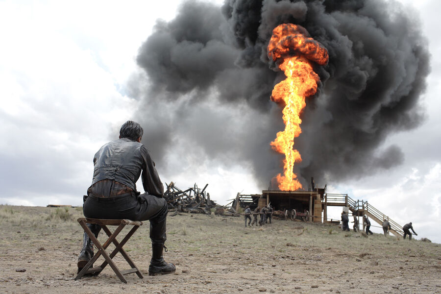 <b>&laquo;Нефть&raquo; (2007)</b>
<br><br>
Эпическая драма, основанная на&nbsp;романе Эптона Синклера &laquo;Нефть!&raquo;, рассказывает историю Дэниела Плейнвью (Дэниел Дэй-Льюис) &mdash; одержимого нефтяного магната, который поднимается с&nbsp;нуля и постепенно теряет все человеческое в&nbsp;себе.