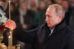 Президент России Владимир Путин во время Рождественского богослужения в Спасо-Преображенском соборе в Санкт-Петербурге, 7 января 2019 года