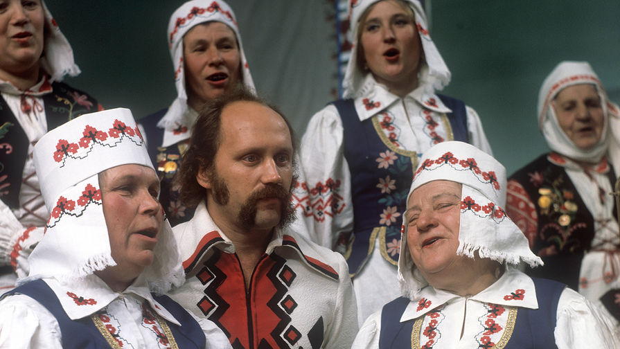 Основатель и художественный руководитель ансамбля «Песняры» Владимир Мулявин (в центре) во время встречи с артистами самодеятельного ансамбля народной песни из белорусского местечка Березино, 1976 год