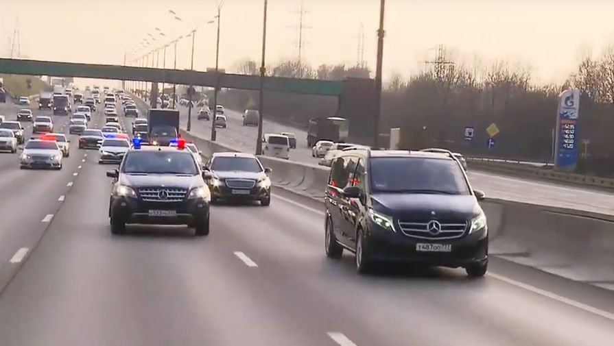 Кортеж патриарха Московского и всея Руси Кирилла во время движения по МКАД с молитвой об избавлении от вредоносного поветрия — коронавирусной инфекции, 3 апреля 2020 года
