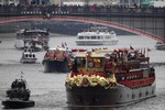 Всего в параде приняли участие 600 судов. Им потребовалось несколько часов, чтобы пройти по реке.
