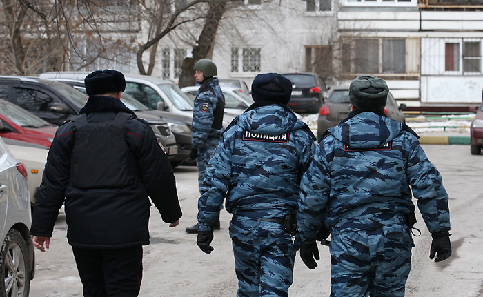 Сотрудники полиции возле московской школы №263