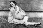 Кроме балета Павлова интересовалась модой и участвовала в фотосъемках для модных домов Берлина и Парижа в 1910-1920 годах. В Лондоне она работала моделью для обувной фирмы «H. & M. Rayne», а также рекламировала меховые изделия. В 1921 году вышел атлас «Павлова», из которого шили драпированные в испанском стиле шали с кистями. На фото: Павлова позирует с лебедем Джеком, 1910 год