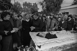 Близкие друзья артиста — актер Валерий Янклович и золотодобытчик Вадим Туманов, вдова Марина Влади (признан в РФ иностранным агентом), бывшая супруга Людмила Абрамова и сын барда Аркадий Высоцкий (слева направо) на прощании с Высоцким, 28 июля 1980 года