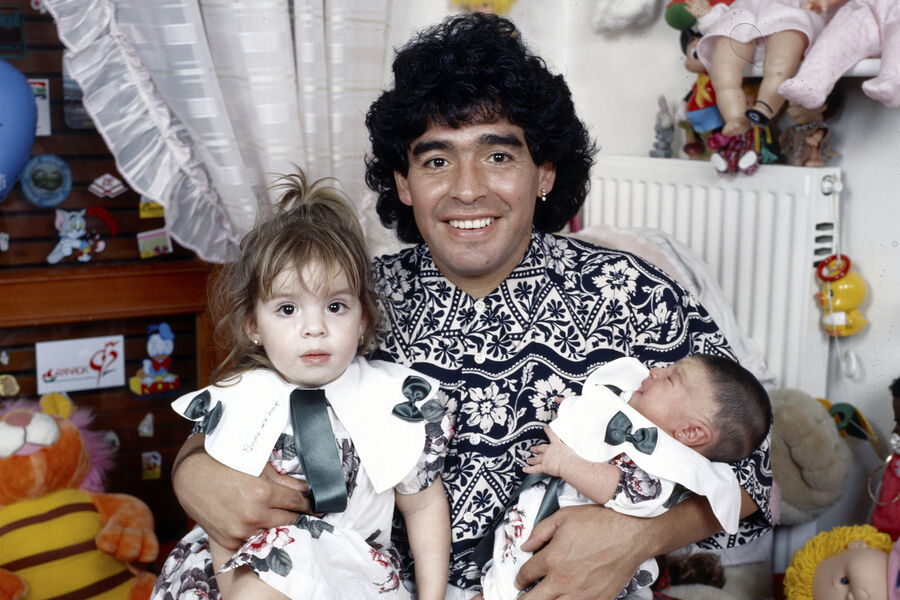 Аргентинский футболист Диего Марадона с дочерьми Далмой и Джанниной, Италия, 1989 год