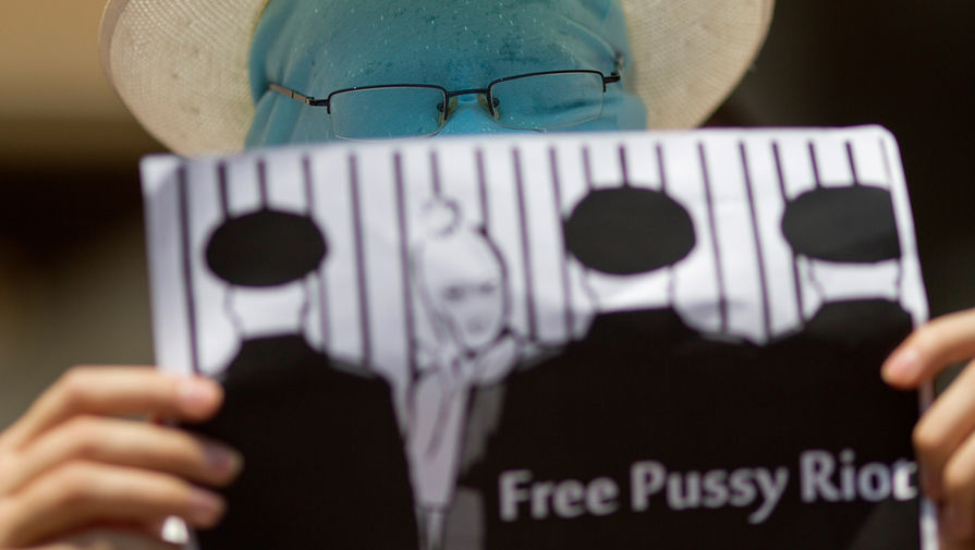Плакат на митинге в поддержку участниц группы Pussy Riot в Тель-Авиве, август 2012 года