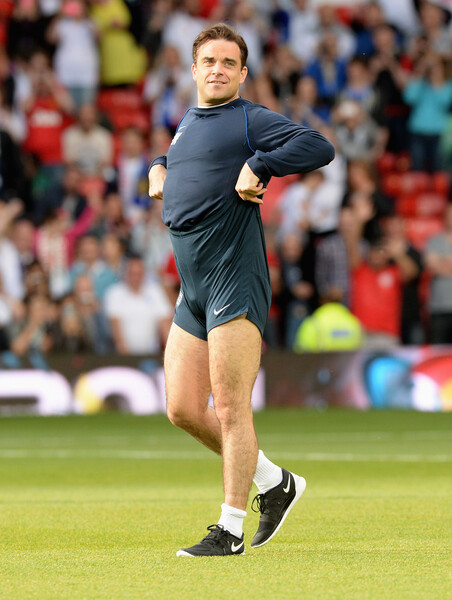 Робби Уильямс на&nbsp;футбольном поле перед&nbsp;матчем сборной Англии Soccer Aid 2014&nbsp;на&nbsp;&laquo;Олд Траффорд&raquo; в&nbsp;Манчестере