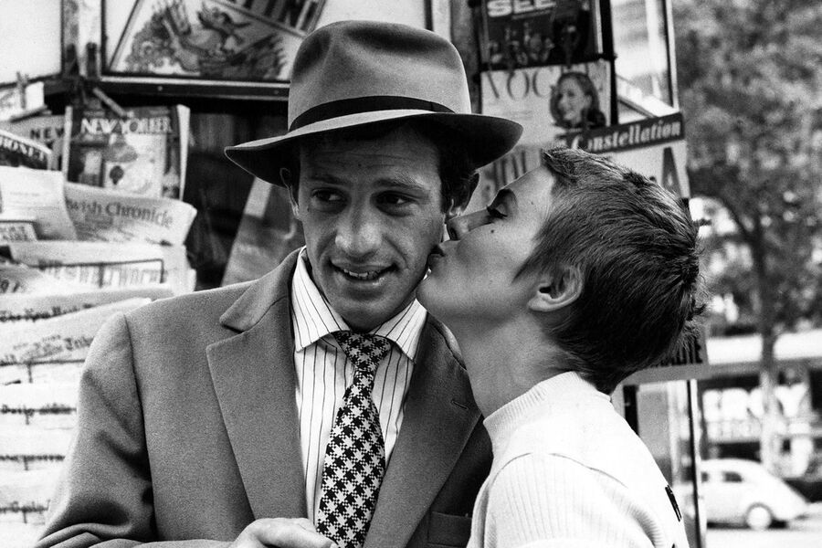 <b>«На последнем дыхании» (1960)</b><br><br>
Мелкий преступник Мишель (Жан-Поль Бельмондо) угоняет машину и убивает полицейского; вернувшись в&nbsp;Париж, он ищет деньги и убежище у&nbsp;Патриции, продавщицы The Herald Tribune (Джин Сиберг). В&nbsp;конце привлекательная девушка в&nbsp;черных брюках и тельняшке сдаст привязавшегося к&nbsp;ней Мишеля полиции.<br><br>
В&nbsp;картине воплотился принцип Годара «девушка и пистолет &mdash; все, что нужно для&nbsp;кино». Но на&nbsp;самом деле это вовсе не все. В&nbsp;проекте режиссер использовал новаторские приемы &mdash; импровизацию и «рваный» монтаж (jump cut), &mdash; которые позволяют удерживать внимание зрителя от первой до&nbsp;последней секунды.
