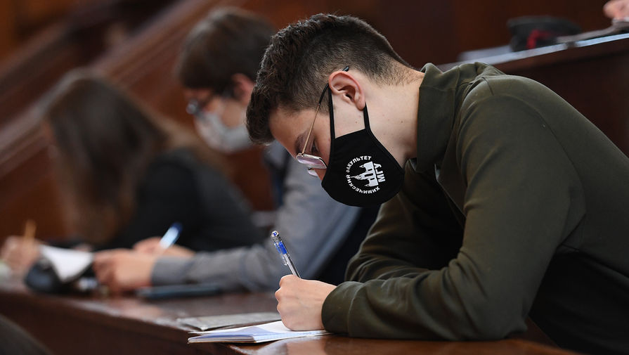 Студенты в&nbsp;защитных масках во время лекции в&nbsp;аудитории Московского государственного университета имени М. В. Ломоносова, 8&nbsp;февраля 2021&nbsp;год