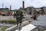 Военнослужащий батальона «Восток» Народной милиции ДНР обходит территорию разрушенного завода «Азовсталь» в Мариуполе, 21 мая 2022 года