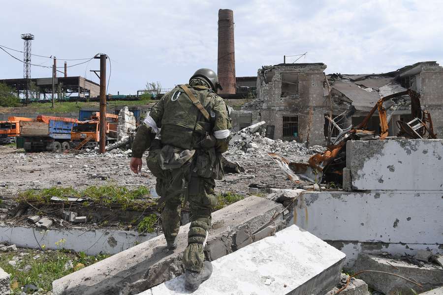 Военнослужащий батальона &laquo;Восток&raquo; Народной милиции ДНР обходит территорию разрушенного завода &laquo;Азовсталь&raquo; в&nbsp;Мариуполе, 21&nbsp;мая 2022&nbsp;года