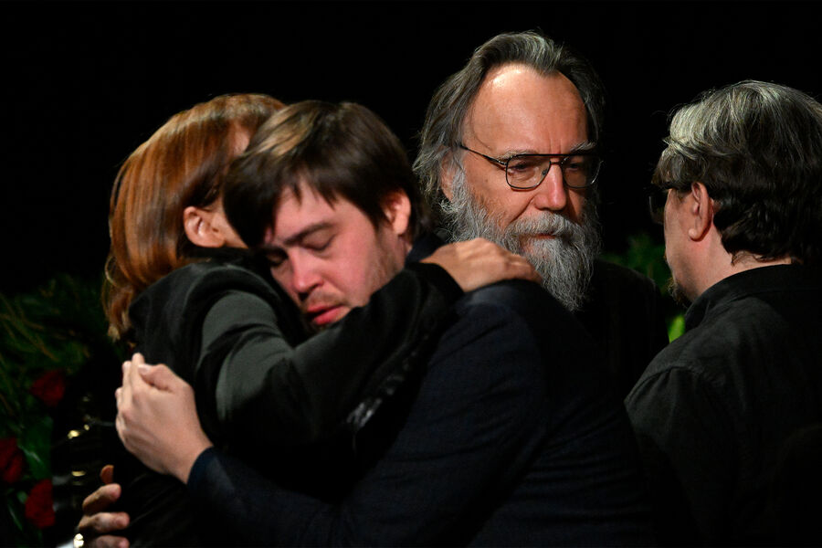 Александр Дугин во время церемонии прощания с&nbsp;дочерью журналисткой и политологом Дарьей Дугиной в&nbsp;телецентре &laquo;Останкино&raquo; в&nbsp;Москве, 23&nbsp;августа 2022&nbsp;года