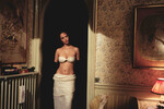<b>«Мечтатели» (2003)</b>
<br><br>
Дебютом актрисы в кино стала картина Бернардо Бертолуччи об американском студенте Мэттью (Майкл Питт), который знакомится в Париже с местными братом и сестрой, Тео (Луи Гаррель) и Изабель (Ева Грин), — и дружба перерастает в странную любовь.
<br><br>
Как и во многих других фильмах Бертолуччи, в «Мечтателях» сексуальные сцены — шокирующе откровенны. Ева Грин признавалась, что родители и агент умоляли ее отказаться от роли: они опасались, что ее ждет судьба Марии Шнайдер — актриса не смогла забыть тяжелый опыт съемок в фильме Бертолуччи «Последнее танго в Париже». Однако в случае с Евой Грин режиссер смог построить процесс съемок так, чтобы она чувствовала себя комфортно даже в обнаженных сценах.
