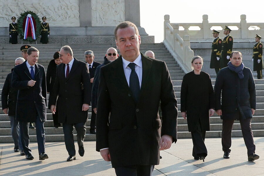 Заместитель председателя Совета безопасности РФ Дмитрий Медведев после возложения венка к&nbsp;Памятнику народным героям на&nbsp;площади Тяньаньмэнь в&nbsp;Пекине, 2024&nbsp;год