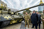 Министр обороны Украины Степан Полторак и президент Украины Петр Порошенко на выставке военной техники, приуроченной ко Дню защитника Украины, на Михайловской площади в Киеве, 2015 год